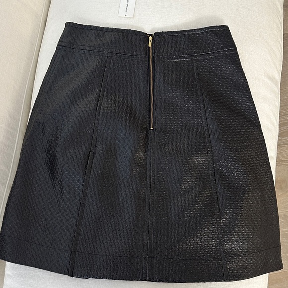 NWT Banana Republic Black Textured Faux Leather Mini Skirt - Gold Zips  Size 10 - Picture 5 of 5